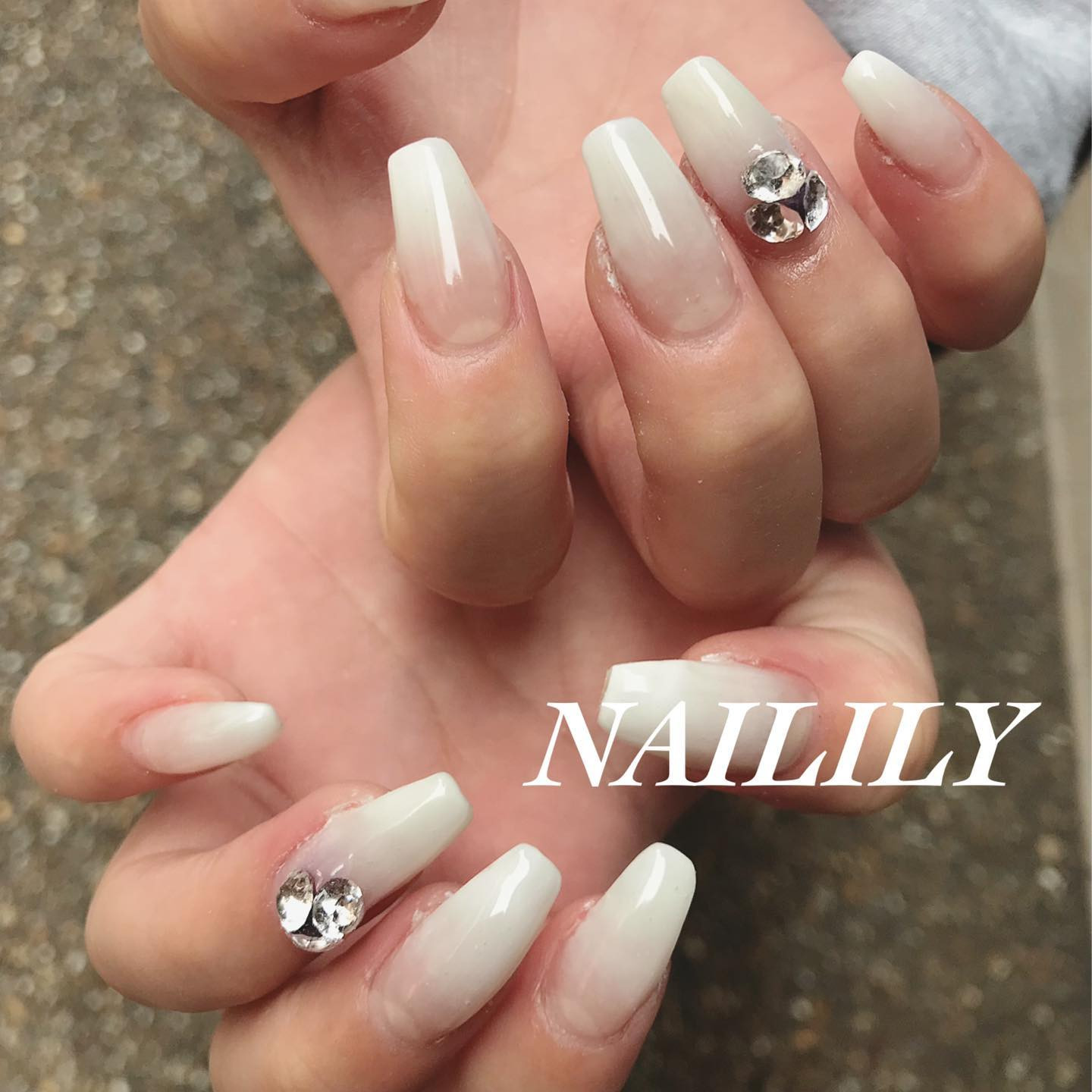 白グラデーションネイル | BLOG | 和泉市でネイルならNAILILY